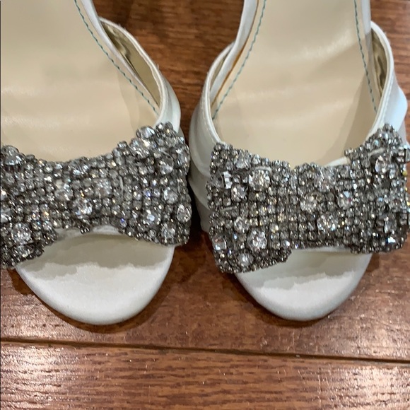 Betsy Johnson White Satin Open Toe Heel size 7 - Picture 3 of 8